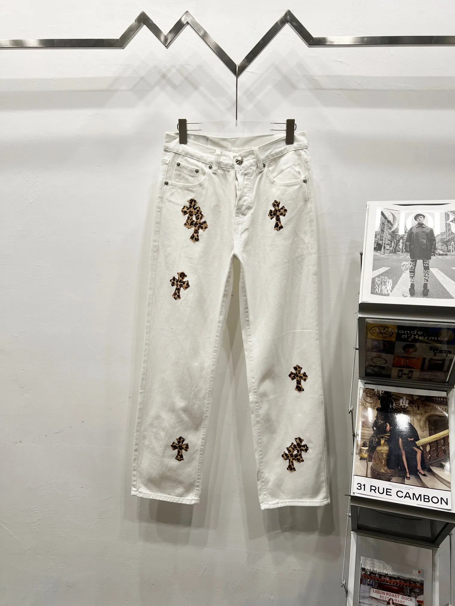 P240 Style Number: (c017) Chrome Hearts CH Chrome Hearts white leopard print leather jeans! The counter price is 4W level, the patchwork is embellished with cross patterns, and the jeans are washed! ! An absolutely high-end luxury product, a 1.9W-level god-level single product, a super popular product, made by top heavy industry, a magic weapon that cannot be missed! [About Zangyin] This is an extremely luxurious fashion brand that can also be called the aristocracy of the high street. It has always been an exclusive brand for some hipsters or rich second generations. Compared with ordinary high streets, it is more luxurious and noble. Compared with luxury brands, it has a more fashionable personality and has always been a brand that I have a special liking for. -Color: White -Size: 28-30-32-34 (S-XL)